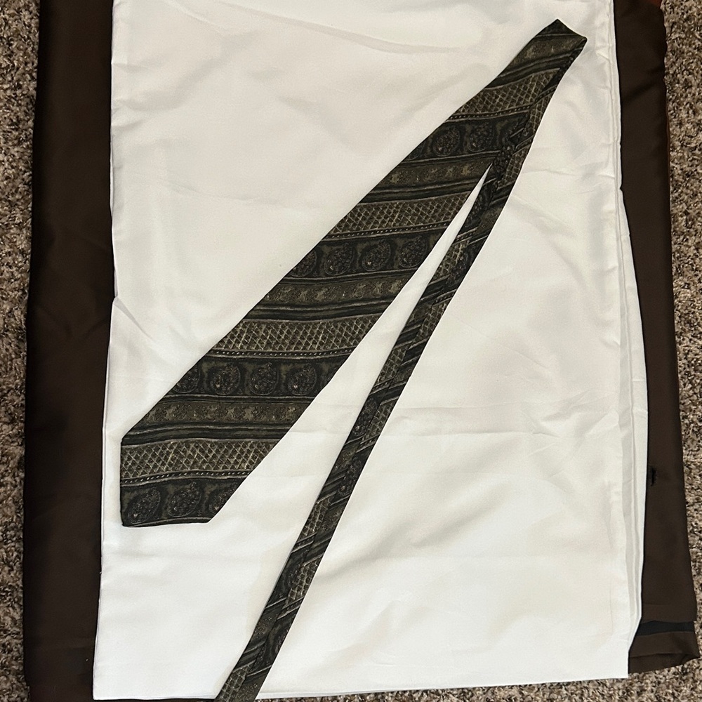 Bill Blass Black and Gray Patterned Necktie